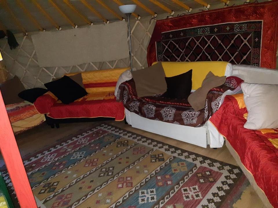 Jurta Az Erdo Mellett Dezsaval-Keresz-Tanya Hotell Pilisszentkereszt Exteriör bild