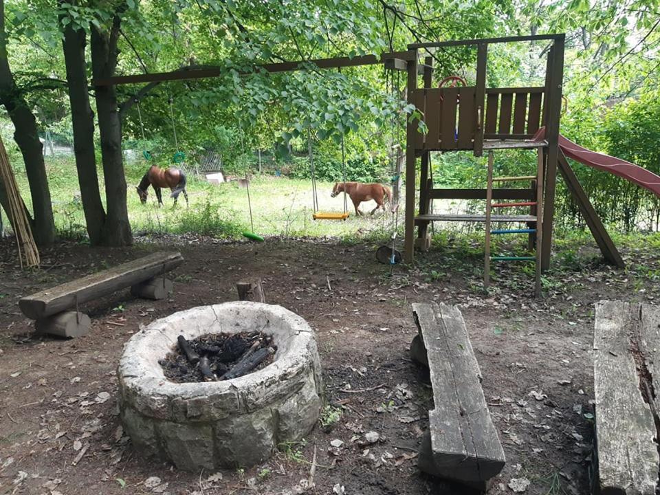 Jurta Az Erdo Mellett Dezsaval-Keresz-Tanya Hotell Pilisszentkereszt Exteriör bild